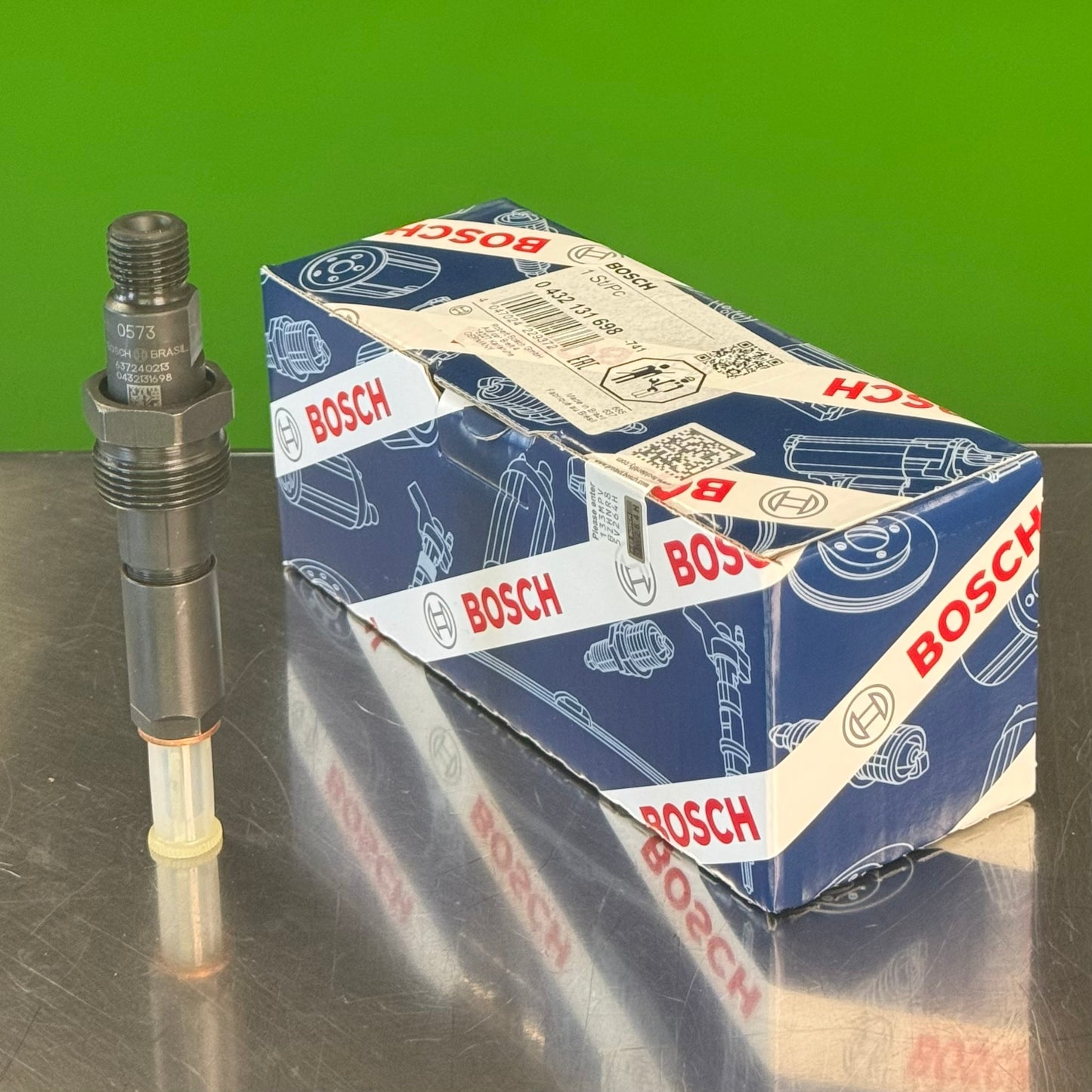 0432131698 bosch fuel injector vertical view with bosch box