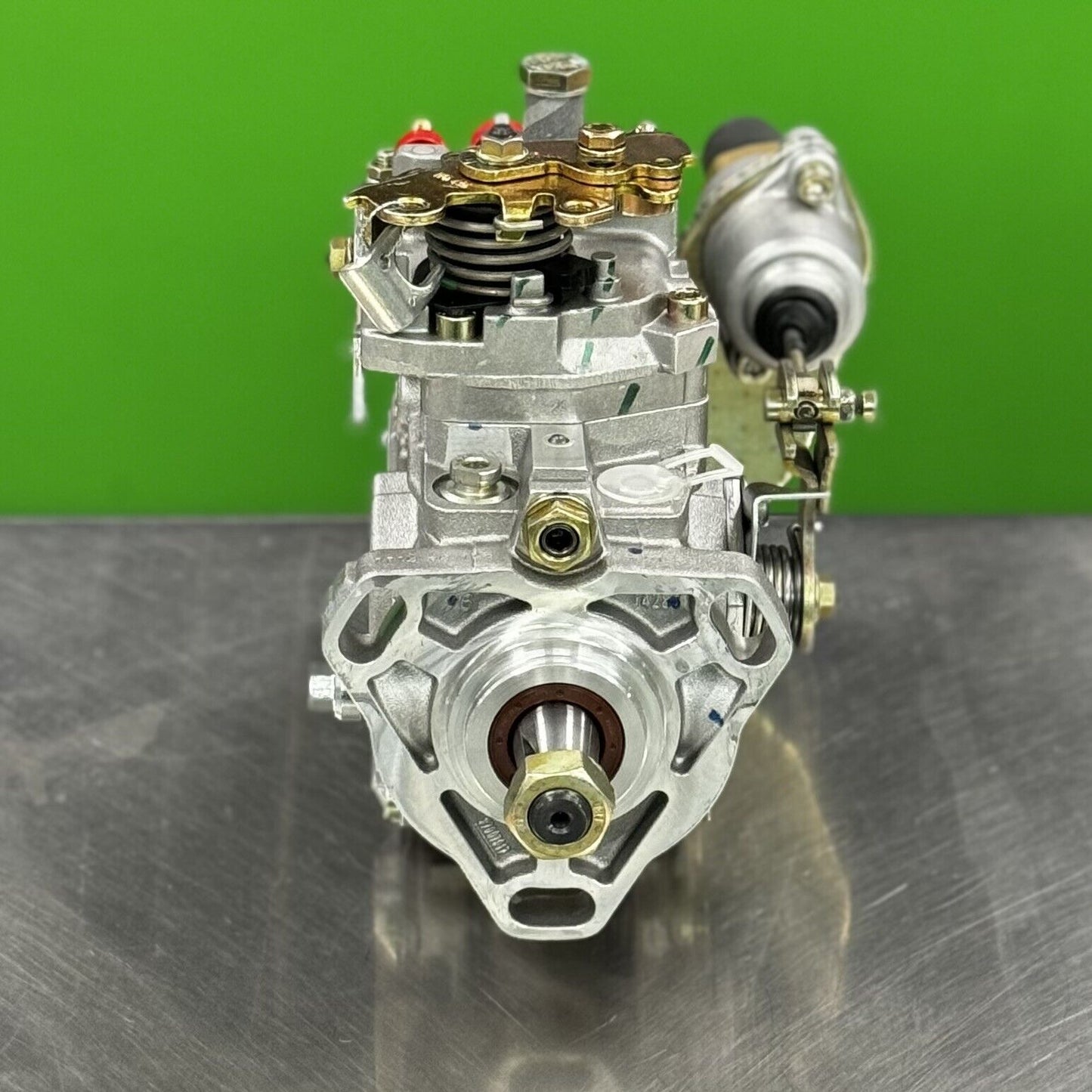 Detail of fuel fittings and connections on Bosch 0460423011 injection pump