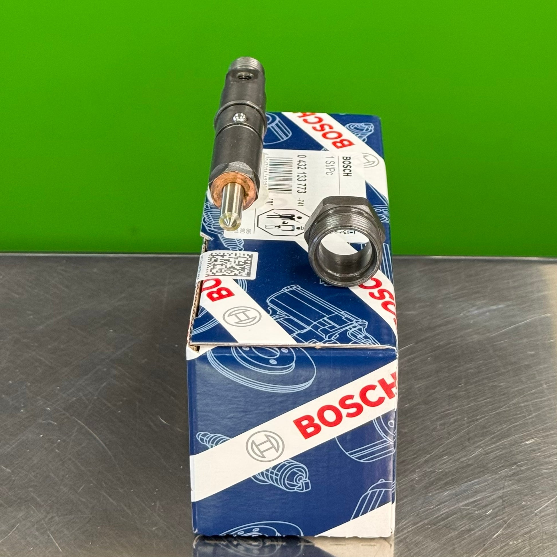 0432133773 bosch fuel injector angled nozzle view for cummins cdc 3.9l 4b diesel engine