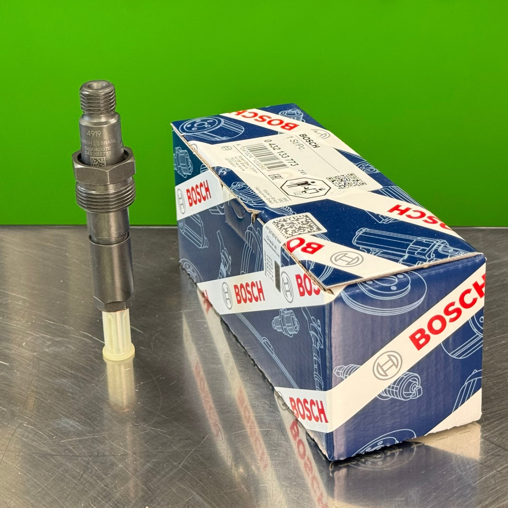 0432133773 bosch fuel injector 4919 front vertical view for cummins 4b 3.9l diesel engine