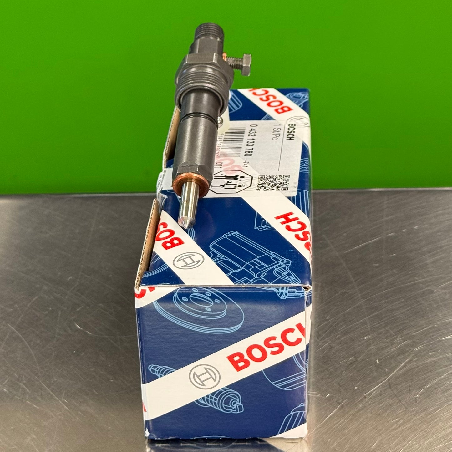0432133780 bosch fuel injector nozzle detail with protective cap