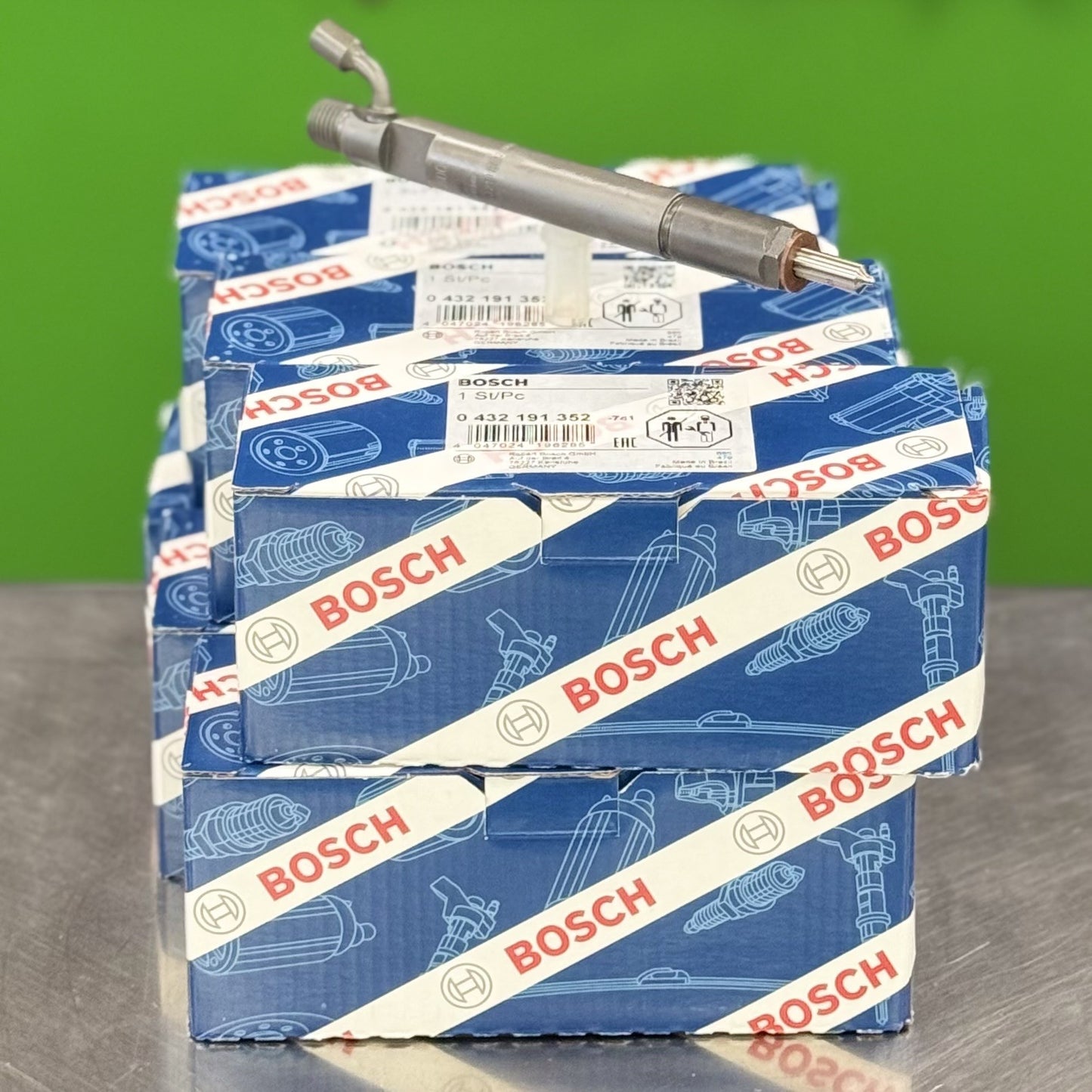 0432191352 bosch fuel injector 8400 set angled view with bosch boxes