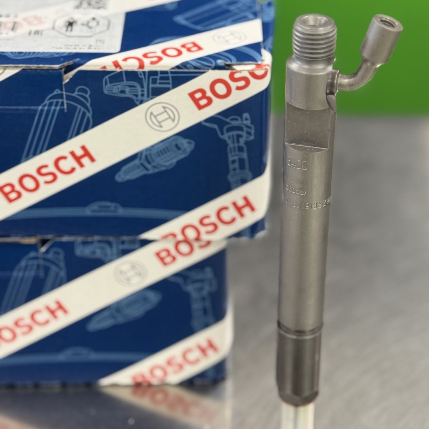 0432191352 bosch fuel injector close-up left side view for Cummins C-series 8.3 L diesel engine