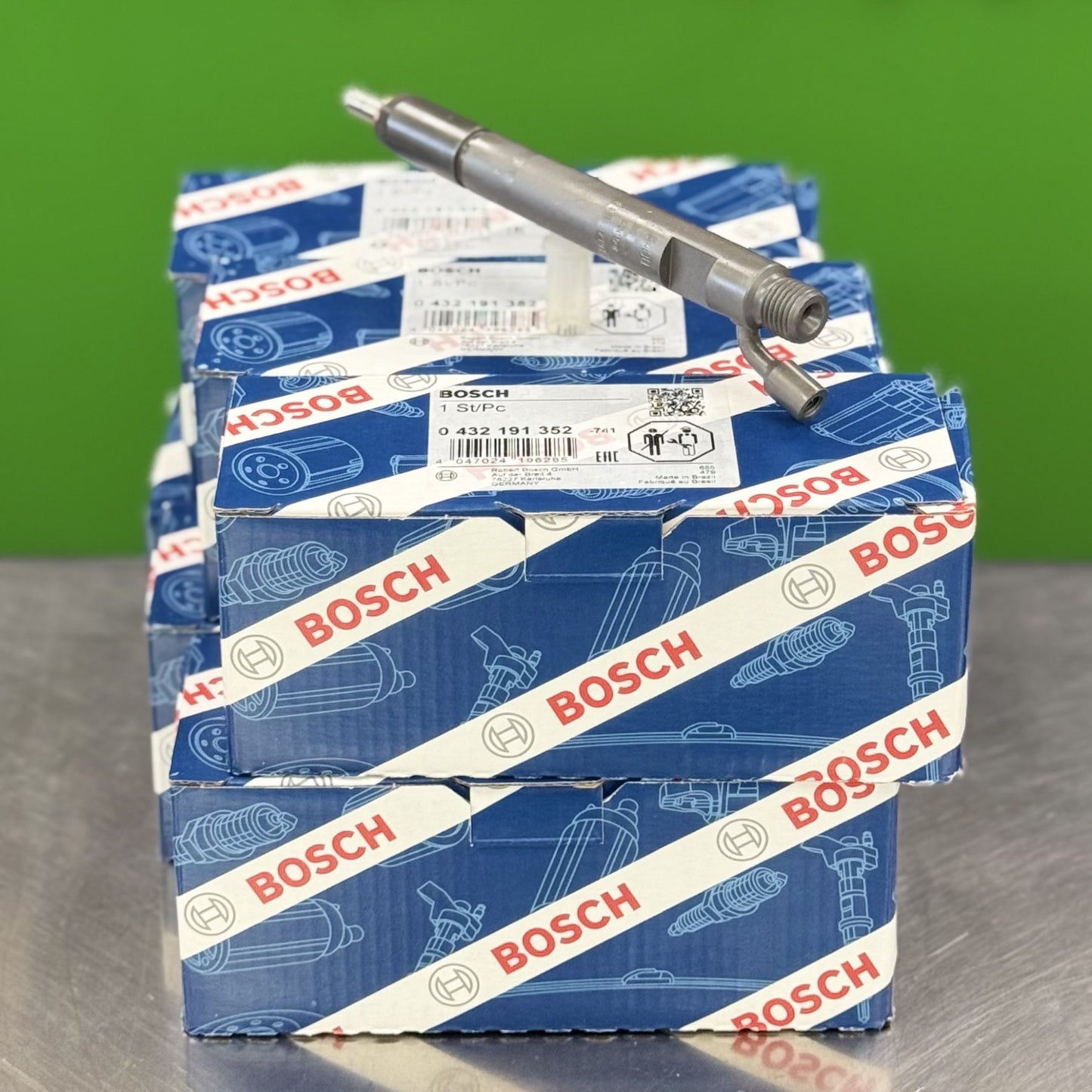 0432191352 bosch fuel injector detail view with bosch packaging