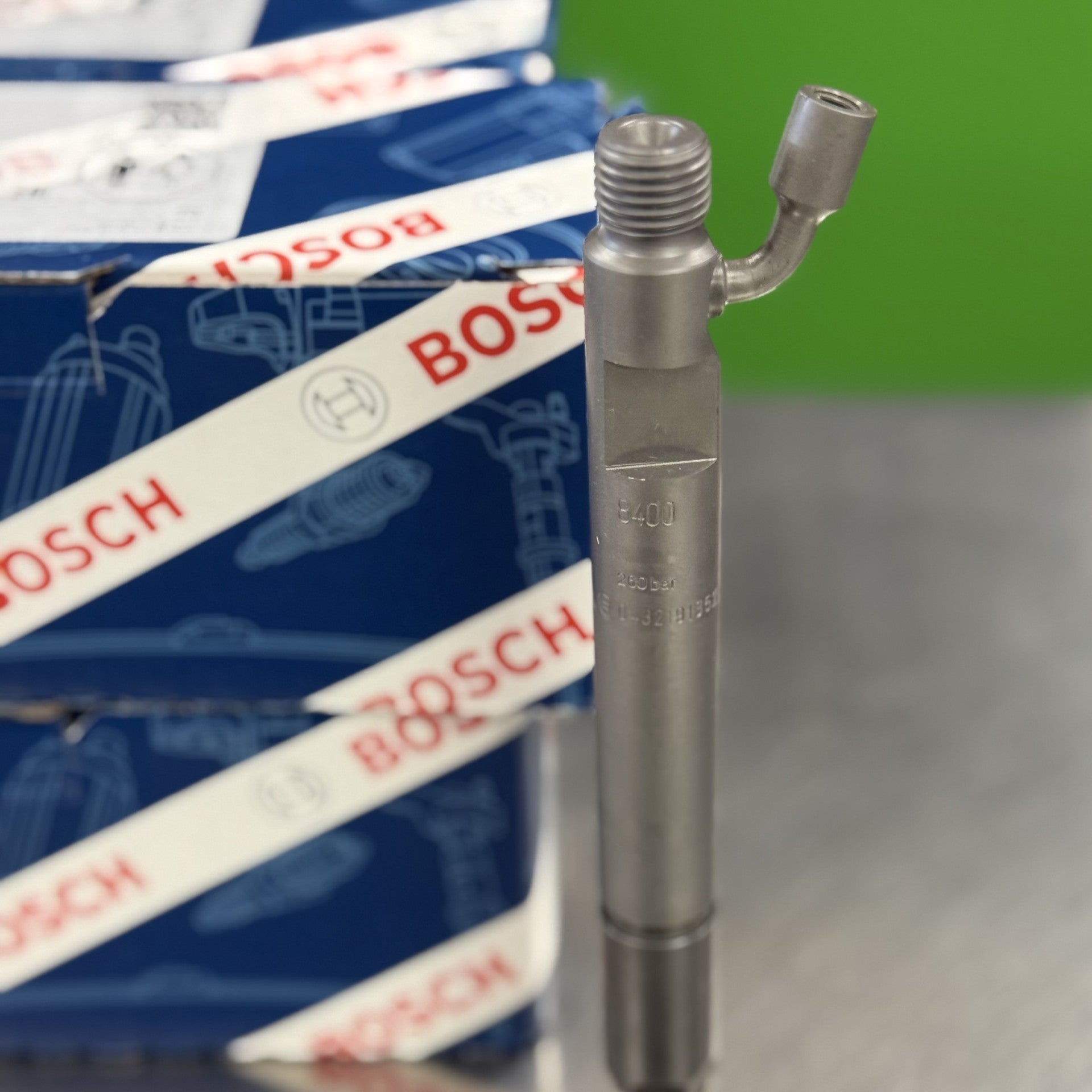 0432191352 bosch fuel injector close-up view for cummins c-series 8.3l diesel engine