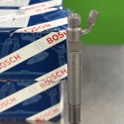 0432191352 bosch fuel injector close-up view for cummins c-series 8.3l diesel engine