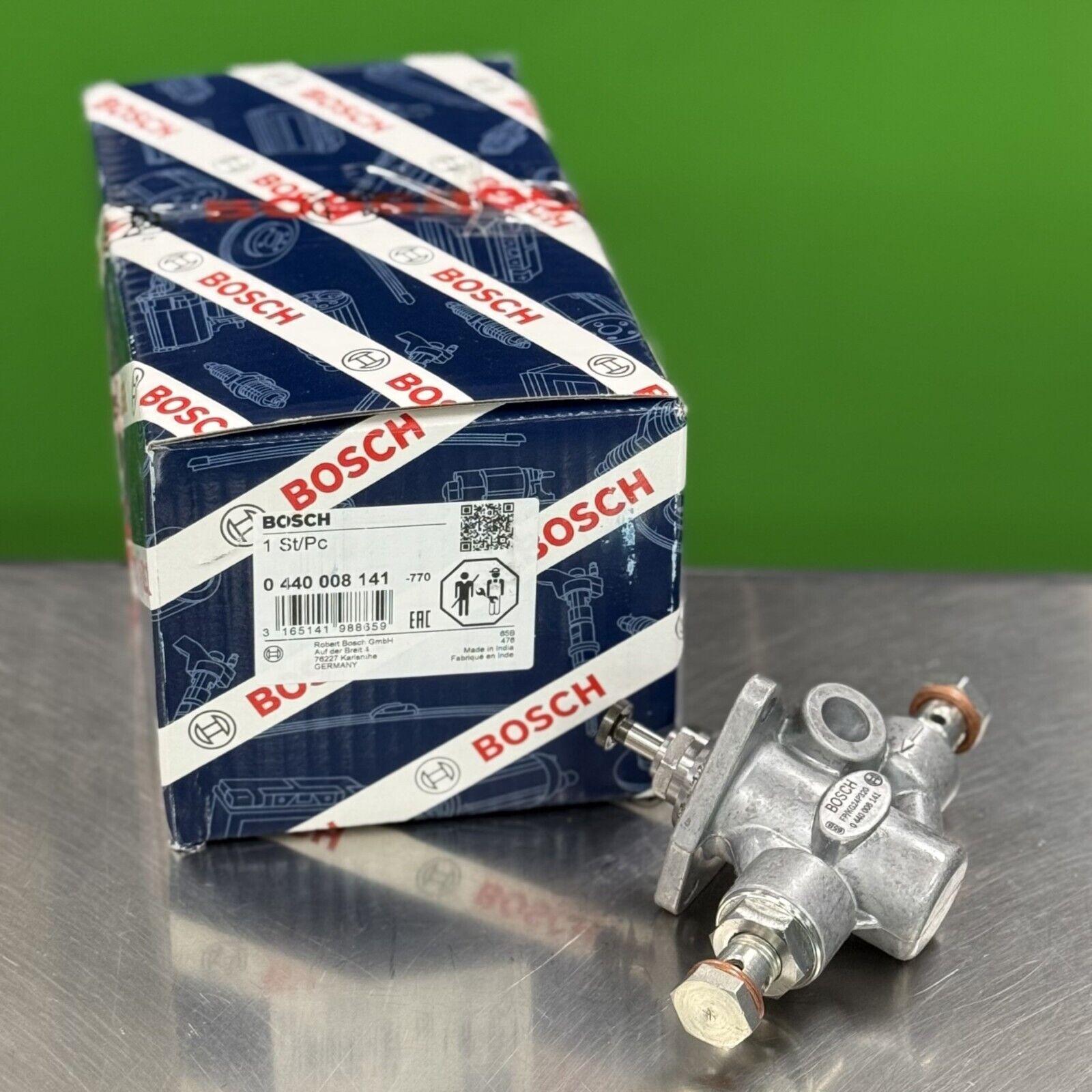 Bosch 0440008141 lift supply pump for Navistar International DT466 DT530 diesel engine front view with mounting bracket