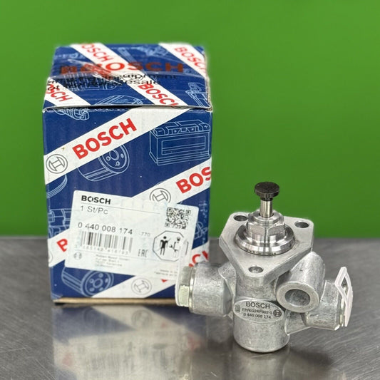 Bosch 0440008174 lift supply pump for Navistar International DT466 diesel engine front view with mounting bracket