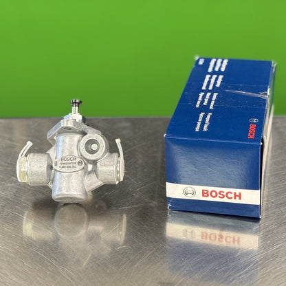 Bosch 0440008201 lift supply fuel pump for Navistar MaxxForce DT9 DT10 diesel engine front view