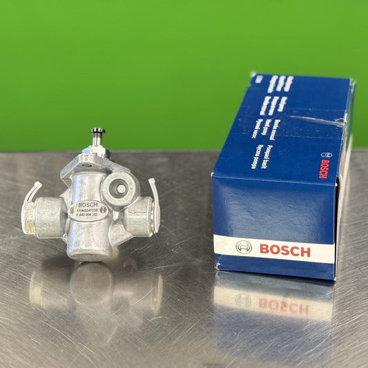 Bosch 0440008201 lift supply fuel pump for Navistar MaxxForce DT9 DT10 diesel engine front view
