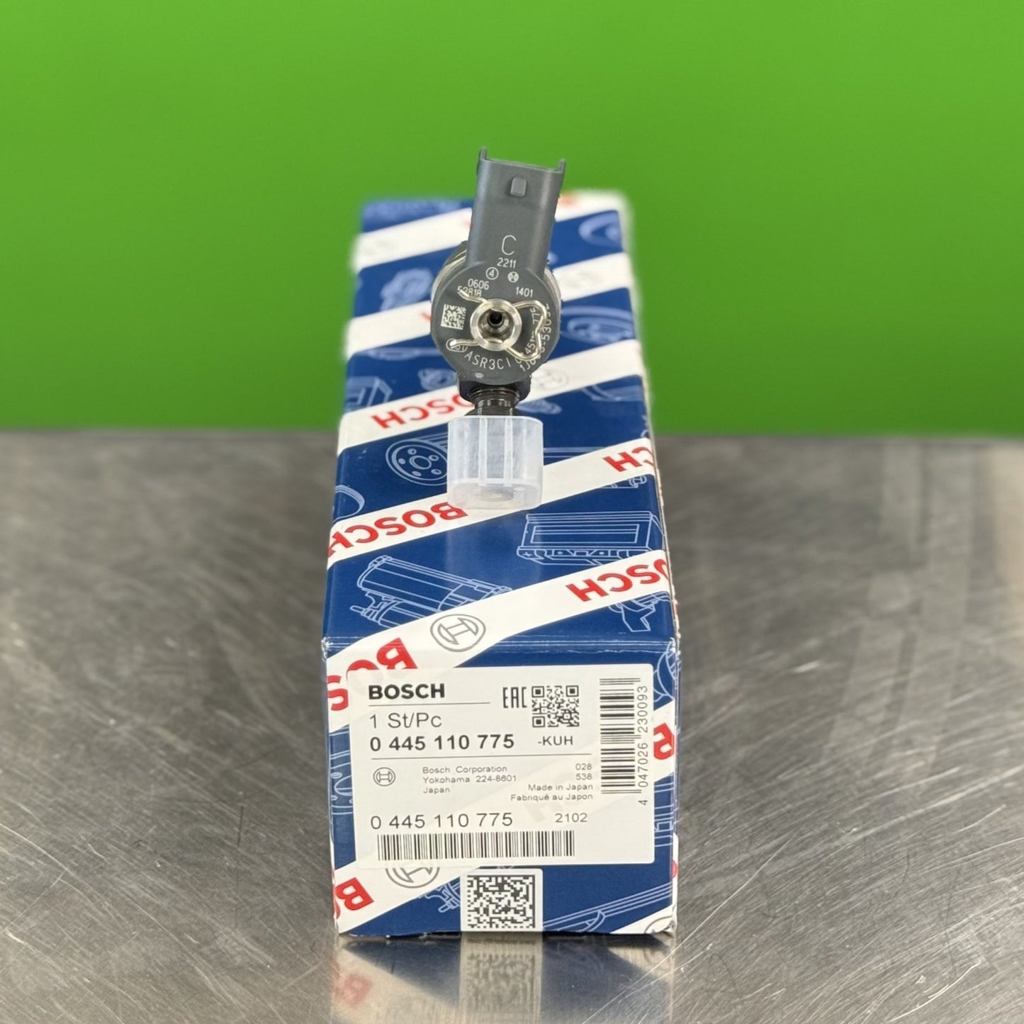 Top connection of Bosch 0445110775 fuel injector showing electrical and fuel inlet connection