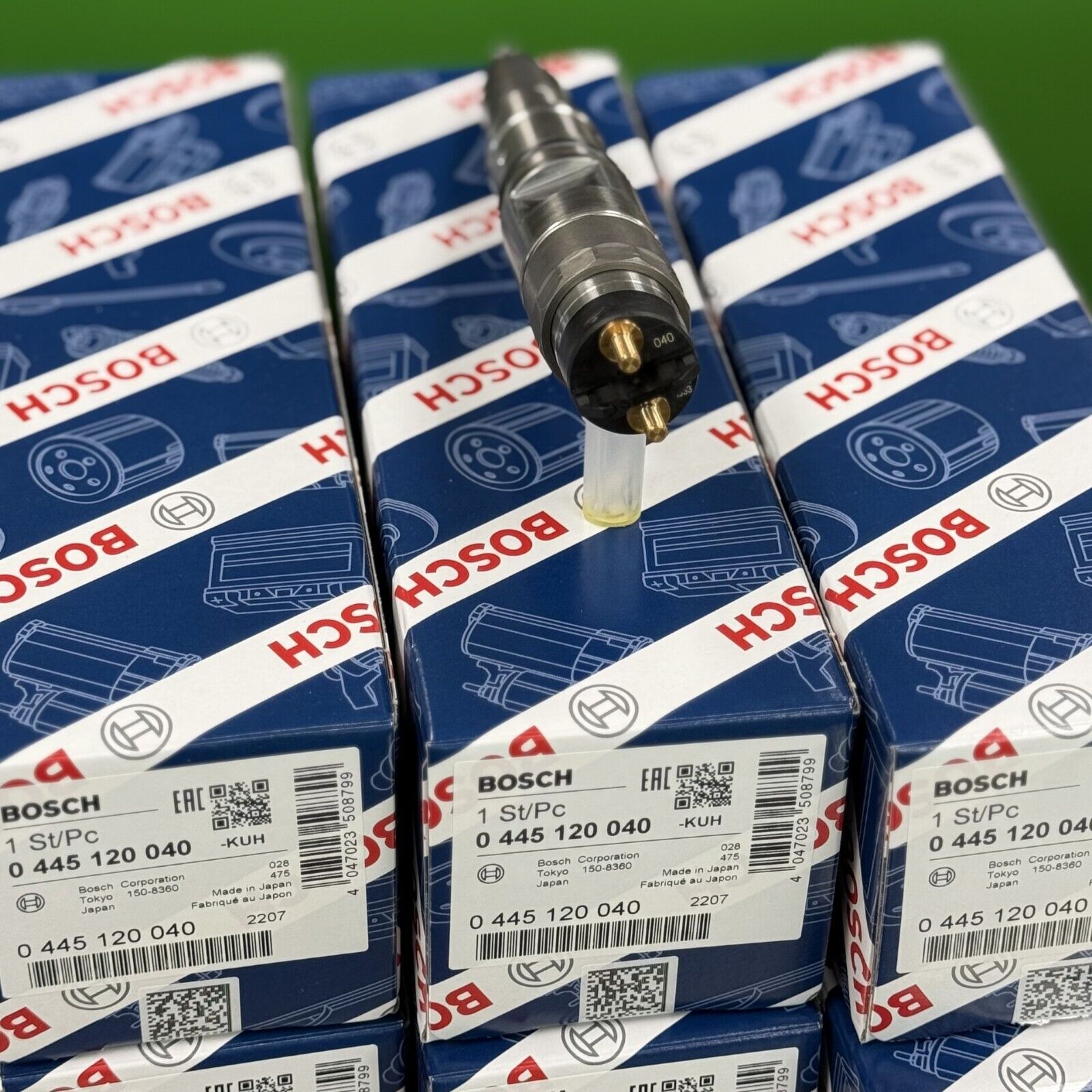 Top connector detail of Bosch 0445120040 fuel injector for Doosan Daewoo DL08 7.6L
