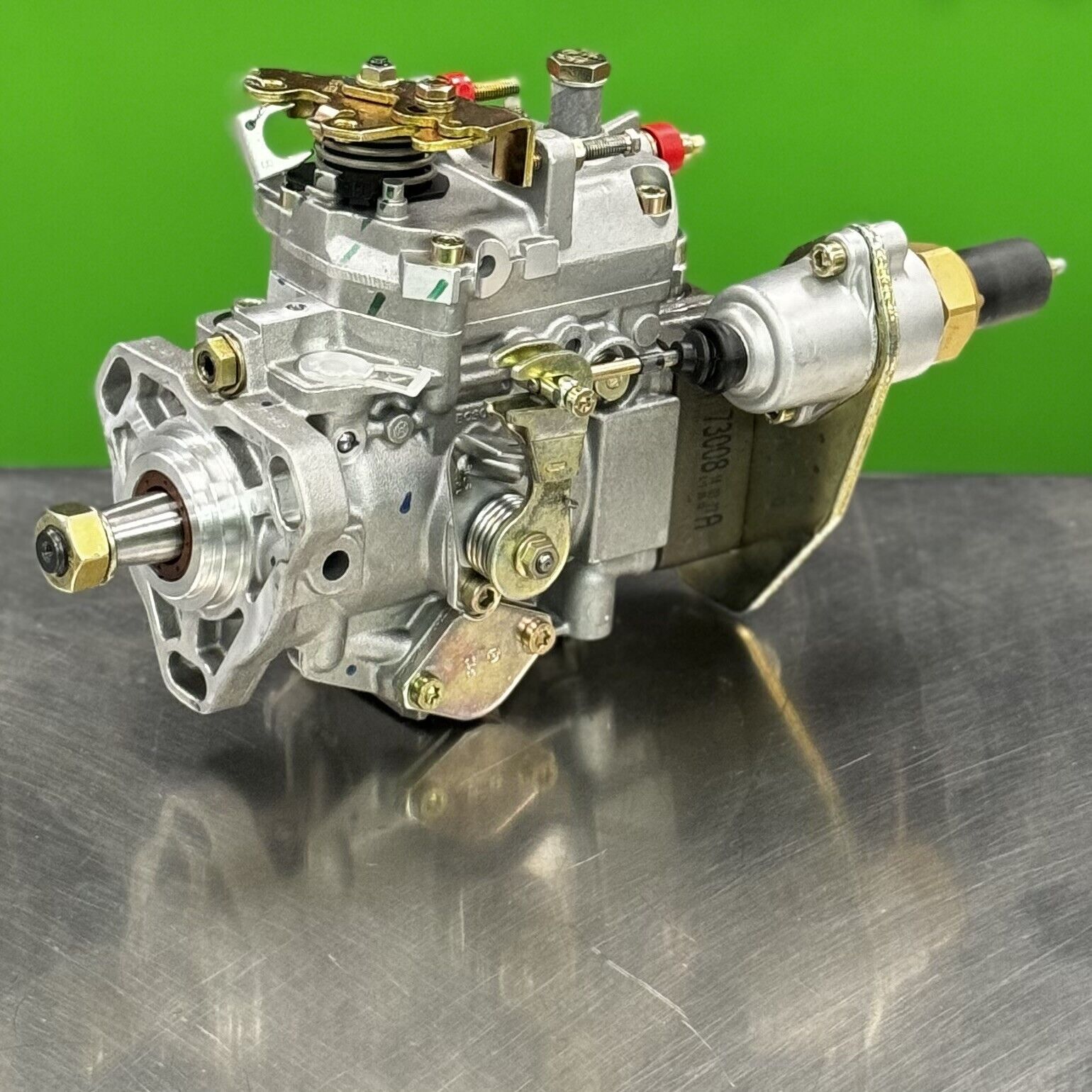 Side view of Bosch VE fuel injection pump 0460423011 showing throttle lever and housing